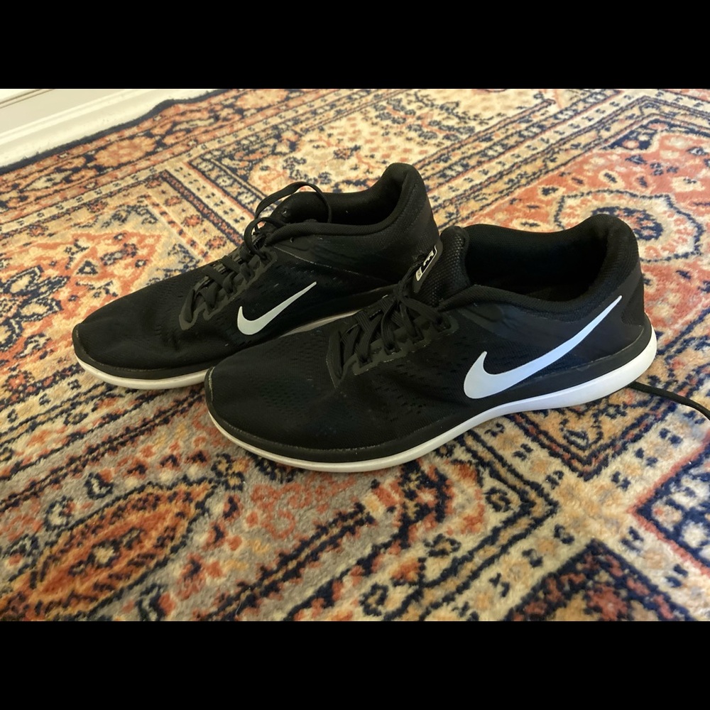 Nike tennis shoes 8.5